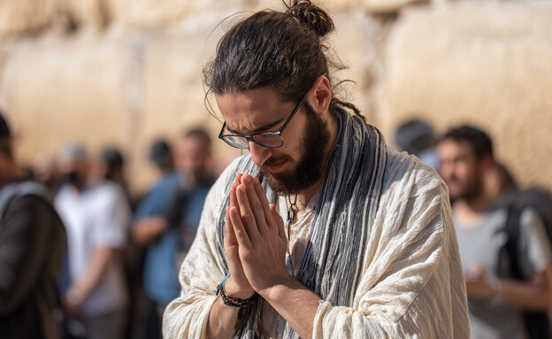 מתפלל בערב תשעה באב