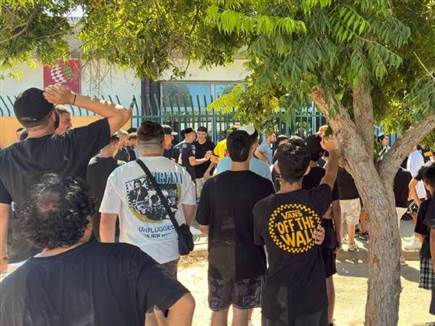 מאות מוחים מול מתחם האימונים של נתניה