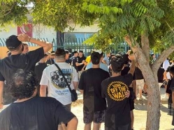 מאות מוחים מול מתחם האימונים של נתניה (צילום: ספורט 5)