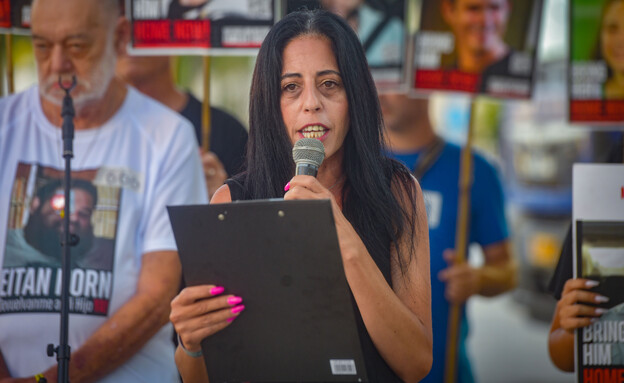 עינב צנגאוקר בהצהרת משפחות החטופים בשער בגין (צילום: אבשלום ששוני, פלאש 90)