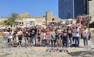נציגי משפחות החטופים במחאת ״לעולם לא עוד״ (צילום: פאולינה פטימר)