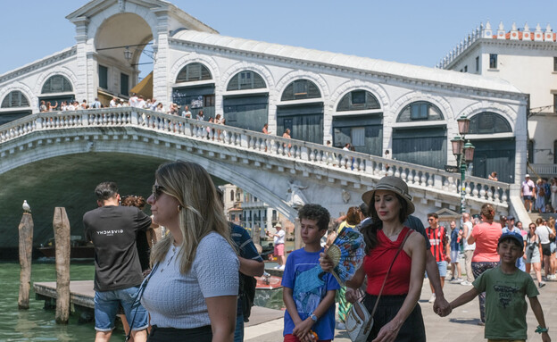 תיירים מטיילים ונציה איטליה תיירים מטיילים ונציה איטליה