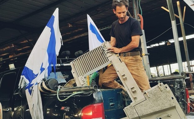אבנר סרוסי עם פלטת הטנק בסדנה