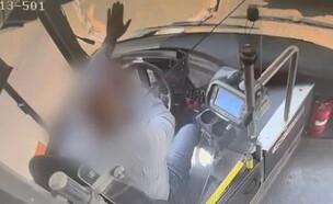 זריקת אבנים לעבר נהג אוטבוס בעיר נצרת (צילום: דוברות המשטרה)