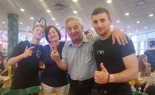 מתן עם סבתא וסבא אורי והאח אופיר