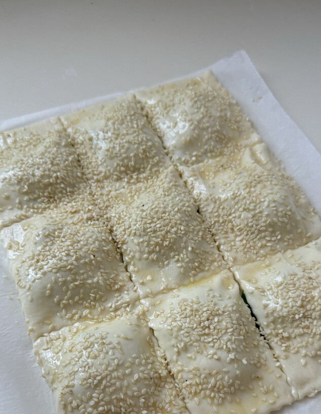בורקס טריק גבינות ותרד. (צילום: יעל קצב, mako אוכל)