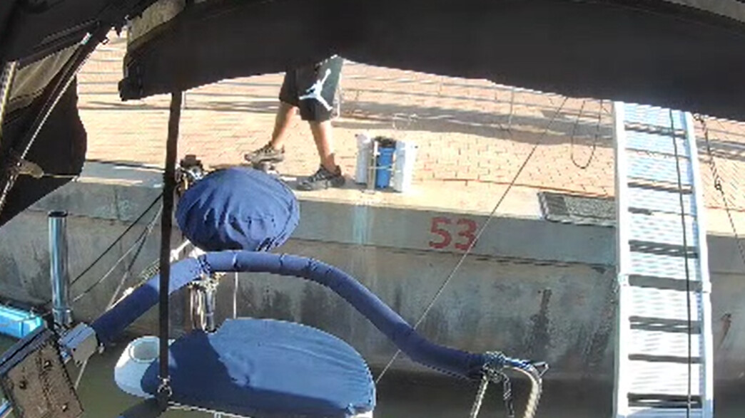 יאכטה במרינה