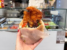 השניצל שאי אפשר לעמוד בפניו. 20 שקל למנה (צילום: לין לוי, mako אוכל)