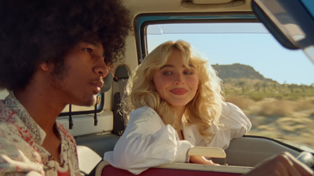 סברינה קרפנטר בקליפ לשיר Manchild סברינה קרפנטר בקליפ לשיר Manchild