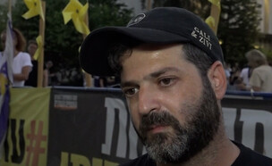 יגאל מוסקו עם הישראלים שהגיעו לכיכר החטופים (צילום: חדשות)
