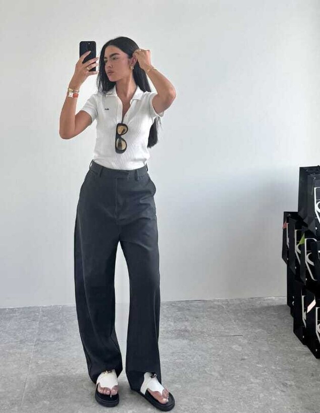 ספיר אביסרור בכפכפים של הרמס ספיר אביסרור בכפכפים של הרמס