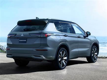 מלפנים סבכה עליונה עדכנית ומאחור חתימת תאורת לד חדשה (צילום: ספורט 5)