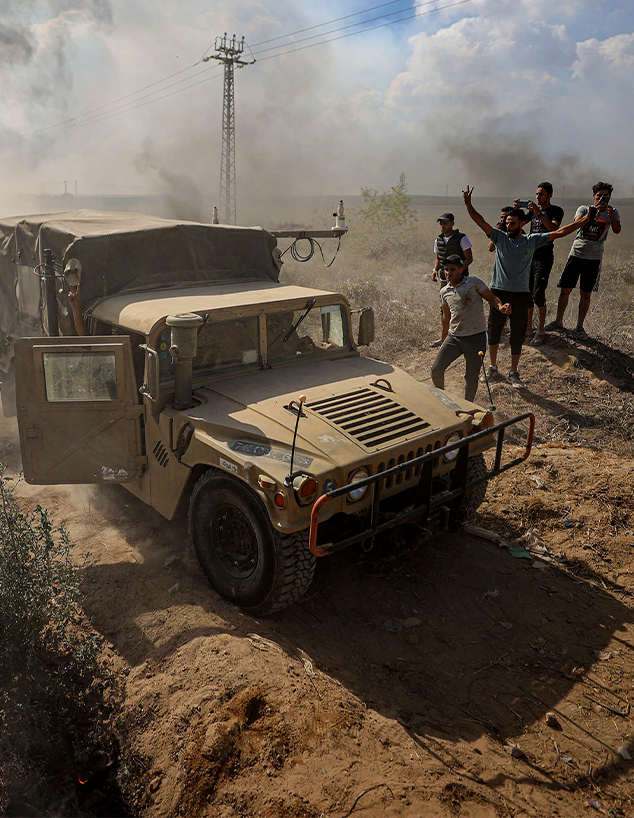מחבלי חמאס ליד כלי רכב צבאי ב7.10 (צילום: Mustafa Hassona/Anadolu Agency , getty images)