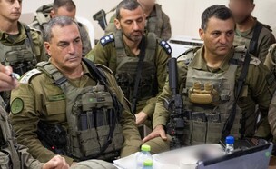 הרמטכל ומפקד הפיקוד בהערכת מצב  (צילום: דובר צה"ל)