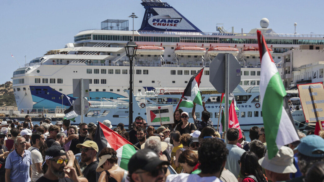 מאות מפגינים פרו פלסטינים מונעים מישראלים לרדת