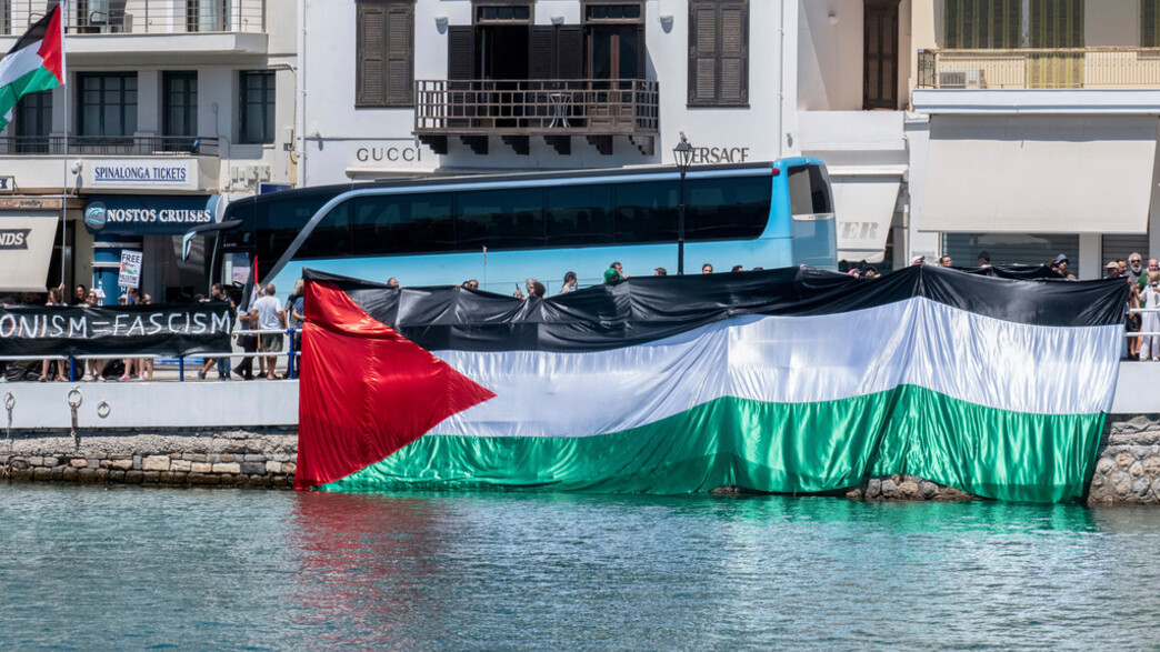 מאות מפגינים פרו פלסטינים מונעים מישראלים לרדת מאות מפגינים פרו פלסטינים מונעים מישראלים לרדת