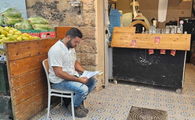 ציון בנימין, הבעלים של הפיצה, מסתכל על הדו