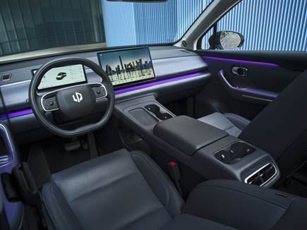 רשימת אבזור ארוכה, בדומה לגרסה החשמלית (צילום: ספורט 5)