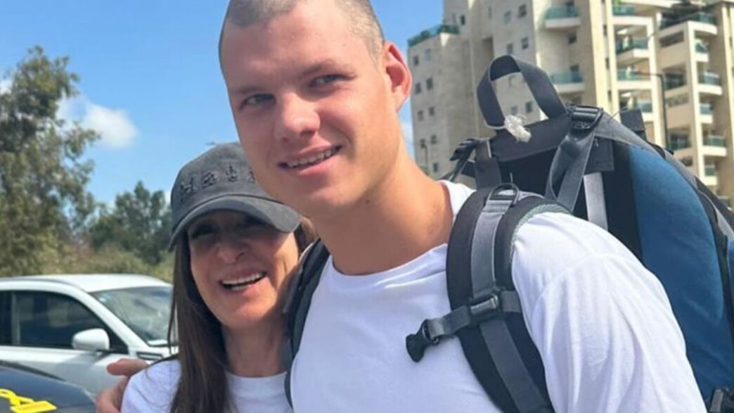 רפאל, בנה של לאה שנירר, מתגייס לצה"ל