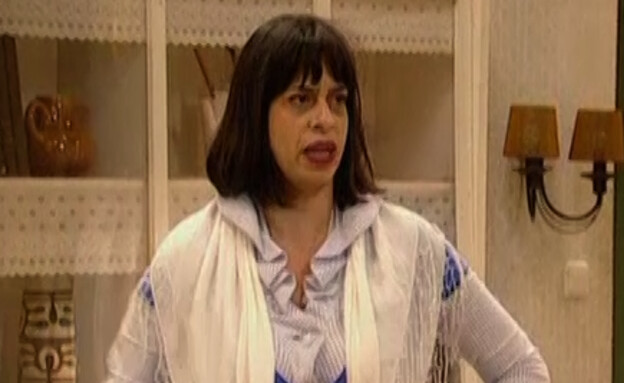 מירב מכינה את המשפחה לבואו של השידוך מבית הכנסת