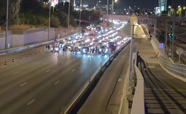 מפגינים חוסמים את איילון (צילום: יעקב אלקובי)