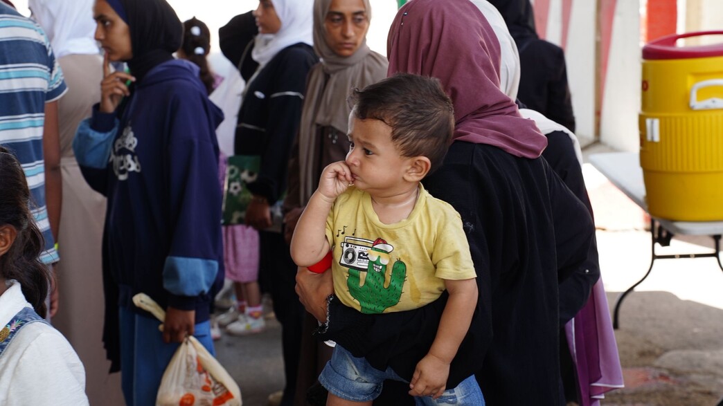 עזתים במעבר כרם שלום