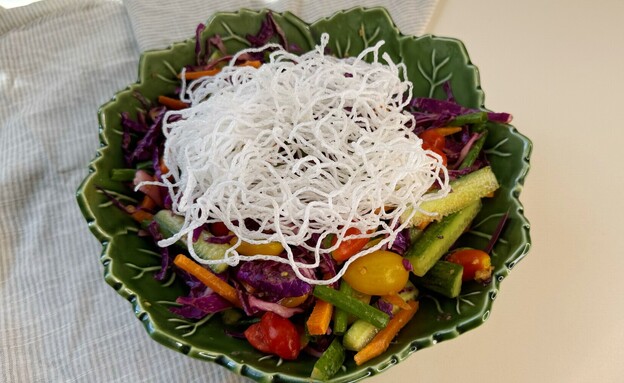  סלט אסייתי עם תוספת פריכה של אטריות שעועית