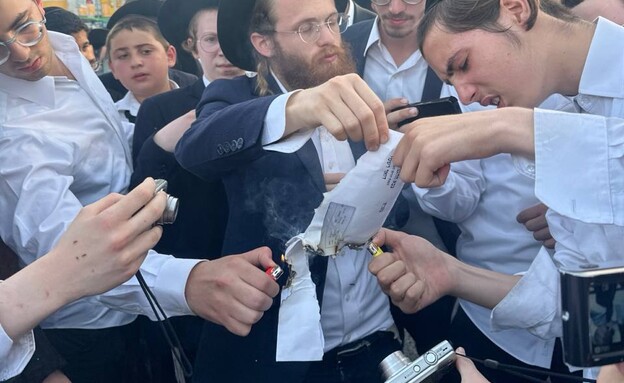 חרדים שורפים צווי גיוס