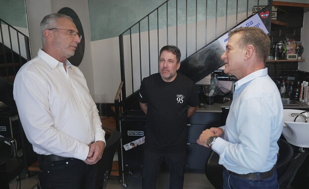 עמי אשד עם משה, הספר של שרה נתניהו (צילום: חדשות 12)