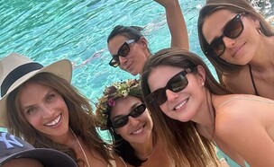 גל גדות חוגגת יום הולדת 40 בישראל עם הבסטיות (צילום: אינסטגרם)
