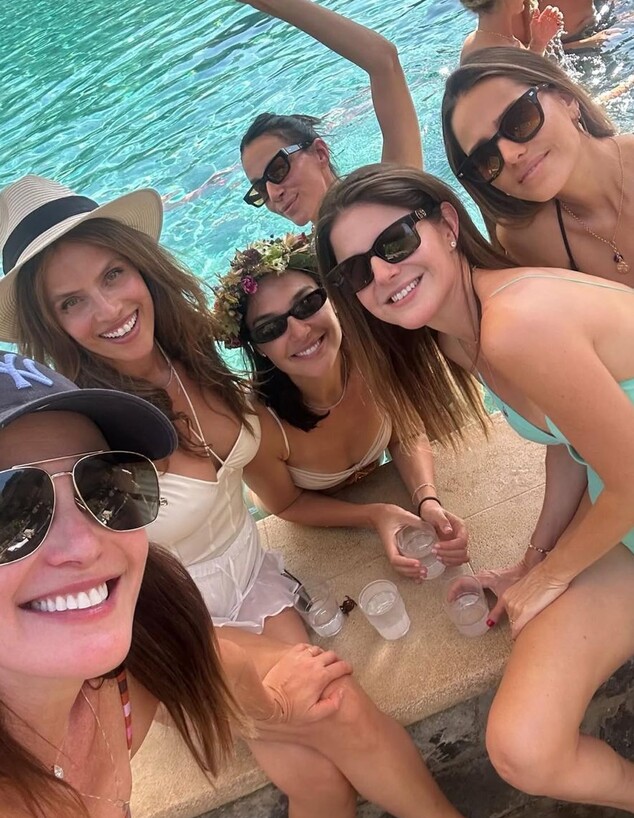 גל גדות חוגגת יום הולדת 40 בישראל עם הבסטיות