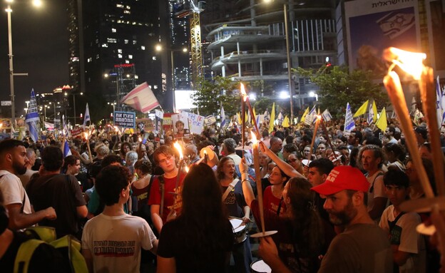 מפגינים בשער בגין עם לפידים (צילום: אמיר יעקבי)