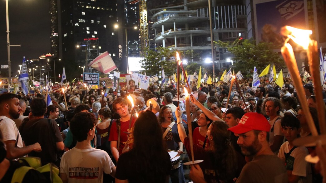 מפגינים בשער בגין עם לפידים