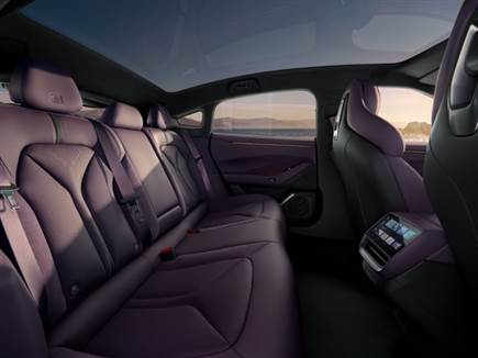 כמו בטסלה. ליושבים מאחור מסך “8 לשליטה בבקרת האקלים ומערכת הבידור