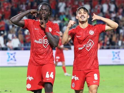 רן בנימין מחכה לדרבי (אלן שיבר) (צילום: ספורט 5)