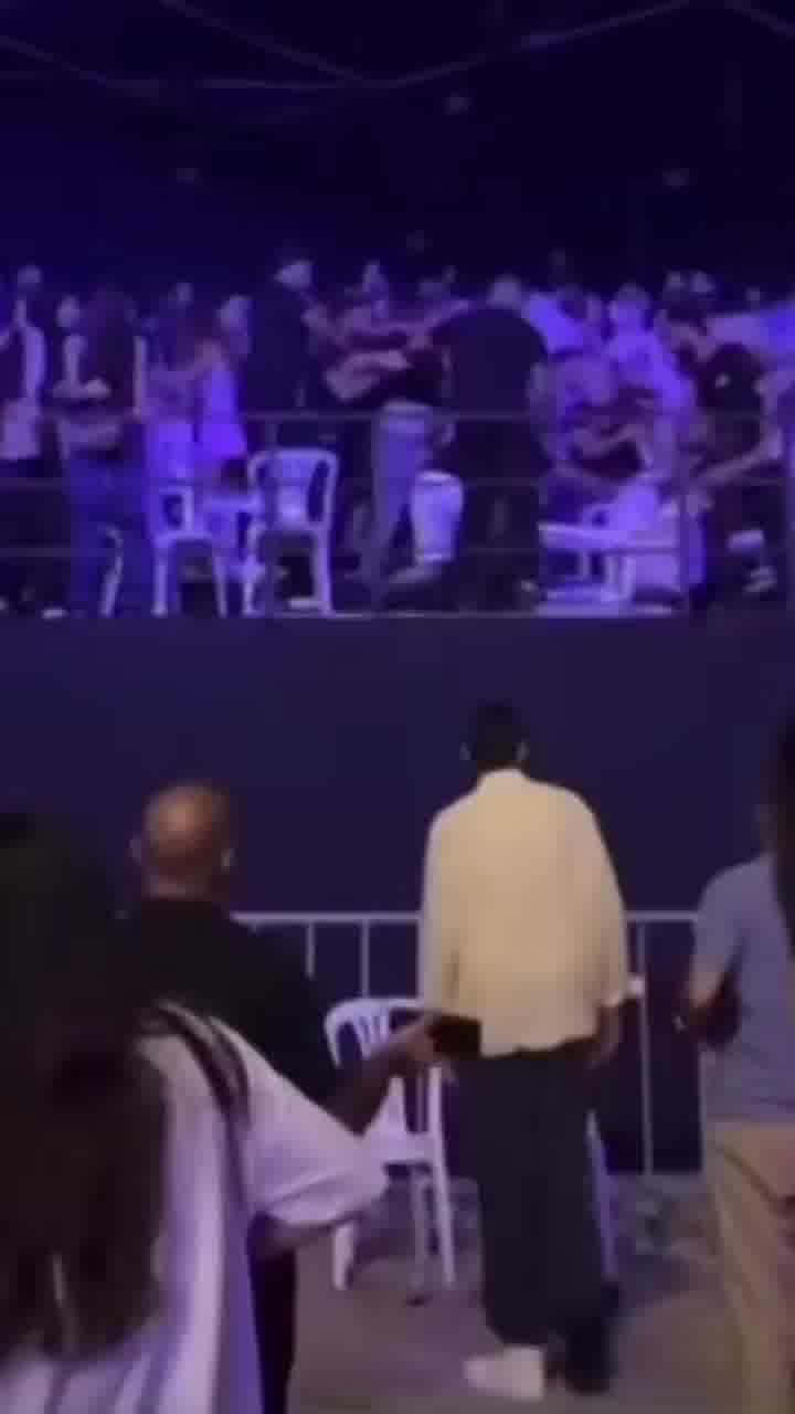 כולל הכיסאות: קטטה פרצה בהופעה של הזמר תאמר חוסני בביירות