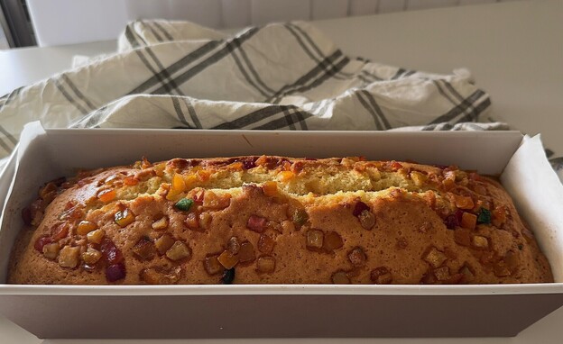 עוגה אנגלית עם פירות מיובשים או קליפות הדר 