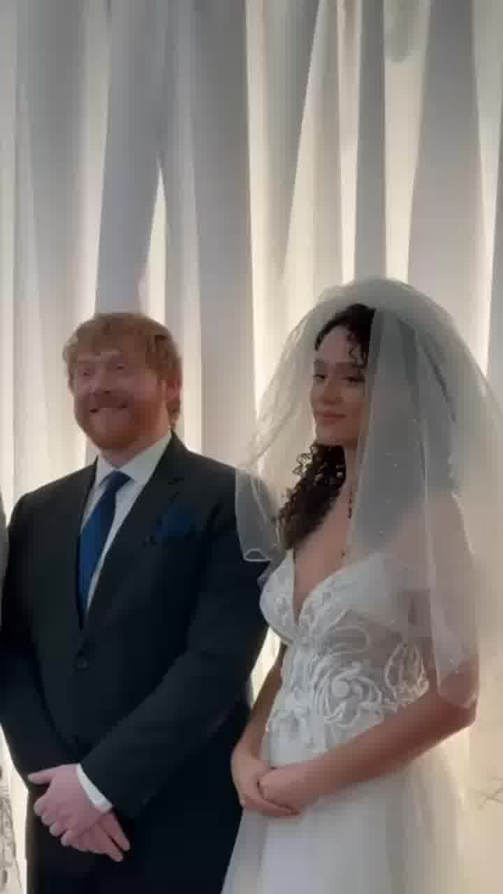 רופרט גרינט בתפקיד אד שירן בקליפ החדש של A Little More