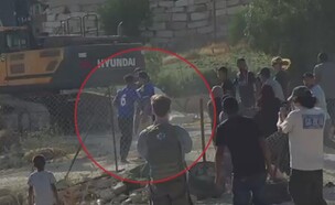 תיעודו של ינון לוי יורה בפלסטיני (צילום: בצלם)