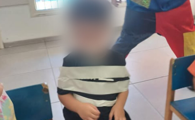 ילד נקשר לכיסא בצהלך פעילות בגן 