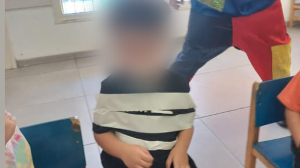 ילד נקשר לכיסא בצהלך פעילות בגן 