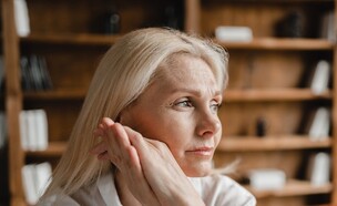 אישה בגיל המעבר (צילום: Inside Creative House, shutterstock)