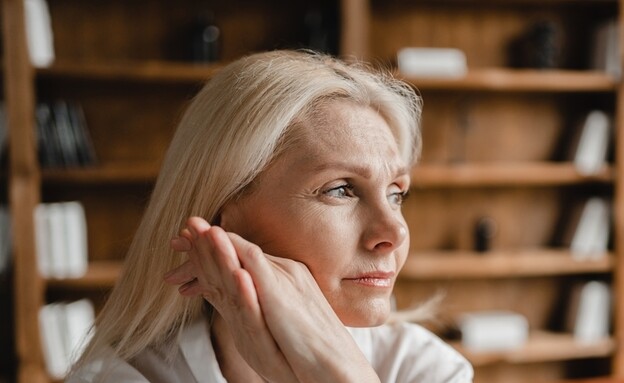 אישה בגיל המעבר (צילום: Inside Creative House, shutterstock)