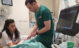 התינוק בן השנה באשפוז (צילום: מכבי שירותי בריאות)