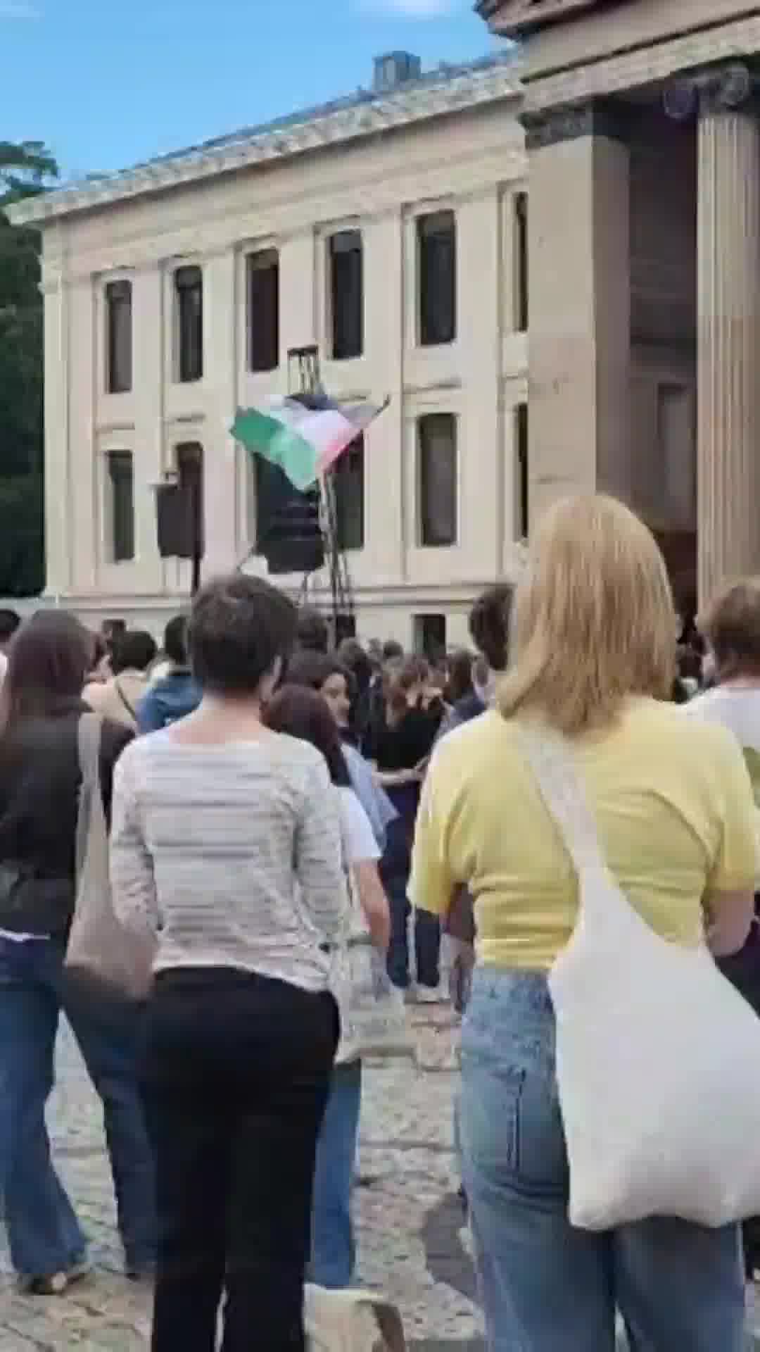 דגלי פלסטין וקריאות נגד ישראל: מחאה נגד המלחמה בעזה במרכז אוסלו בטקס פתיחת שנת הלימודים האקדמיים