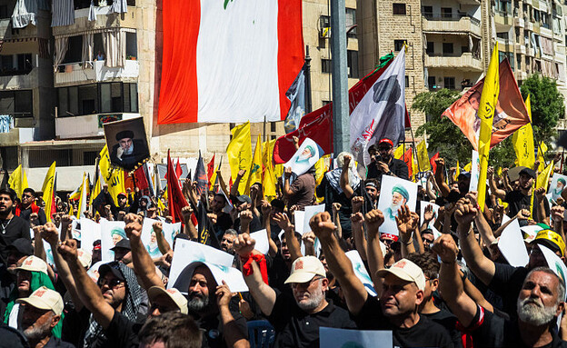תומכי ארגון הטרור מעבר לגבול (צילום: NAEL CHAHINE/Middle East Images/AFP via Getty Images)