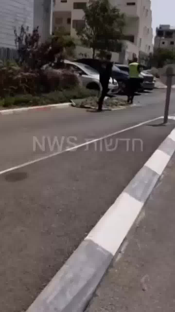 עיריית חיפה על סרטון הפועלים שאספו גזם על פוסטר החטופים: ״הקבלן יוזמן לבירור״