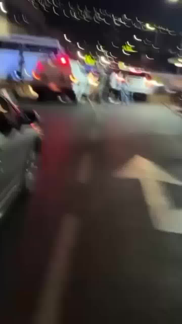 מעריצים מקיפים את מכוניתה של אודיה אחרי הופעה אמש