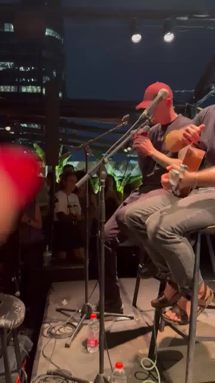 רביב כנר באירוע למען השבתם של גלי וזיוי ברמן החטופים בעזה - יחד עם רומי גונן