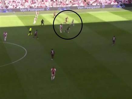 גלוך מקבל את הכדור מווחהורסט. השטח פנוי (צילום: ספורט 5)